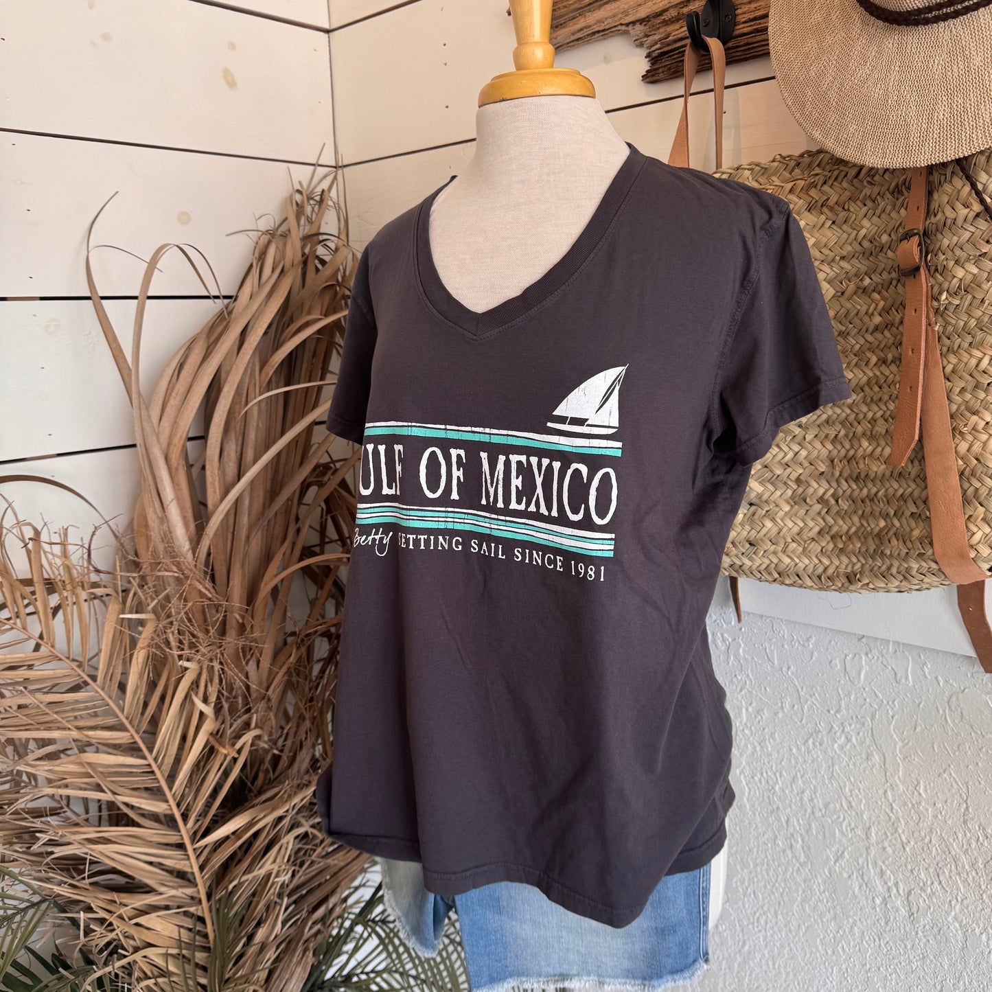 WOMEN’S V-NECK TEE / Setting Sail
