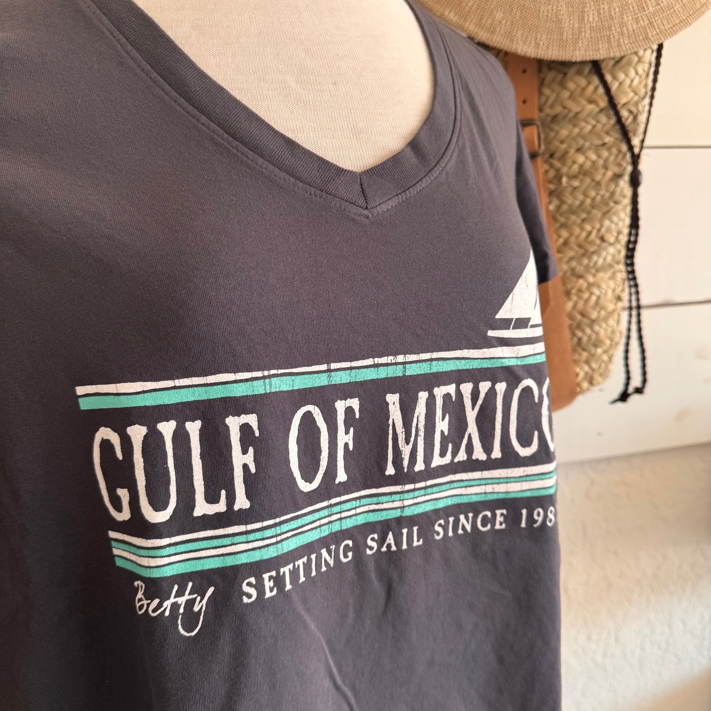 WOMEN’S V-NECK TEE / Setting Sail