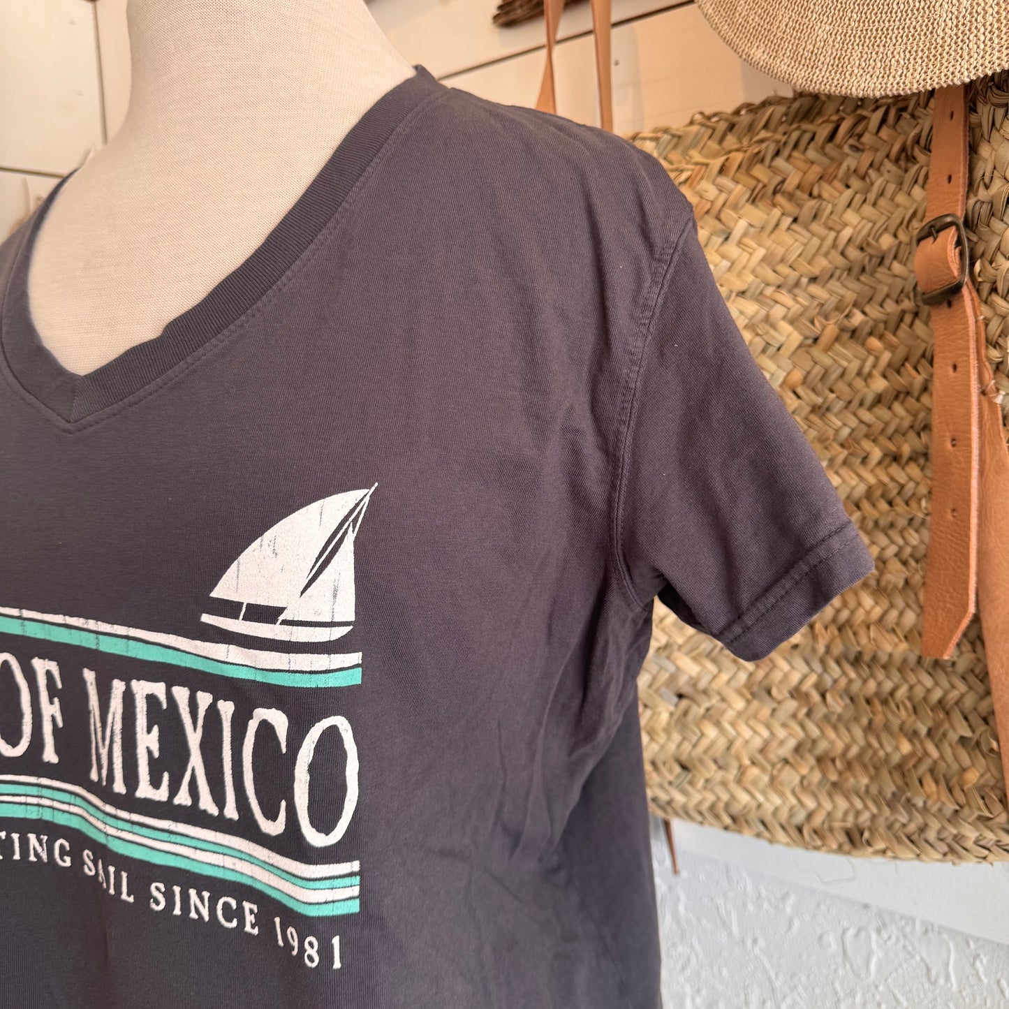 WOMEN’S V-NECK TEE / Setting Sail