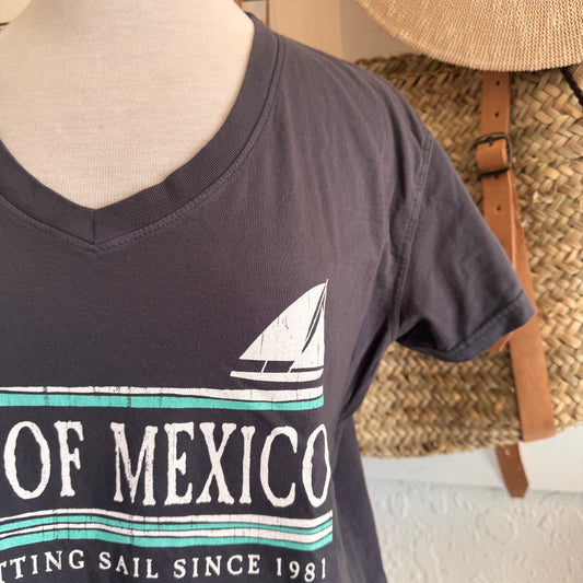 WOMEN’S V-NECK TEE / Setting Sail