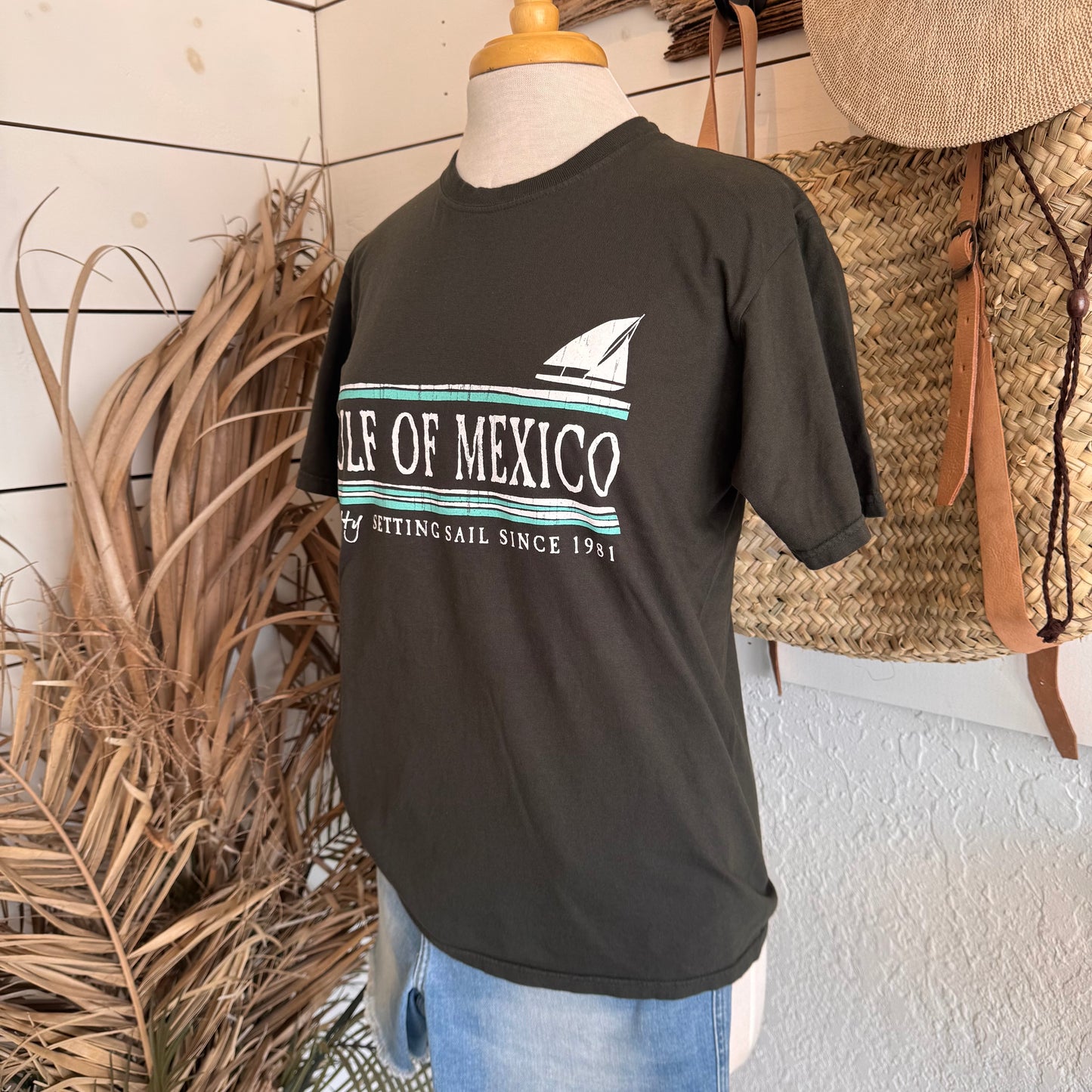 Unisex Adult Tee / Setting Sail