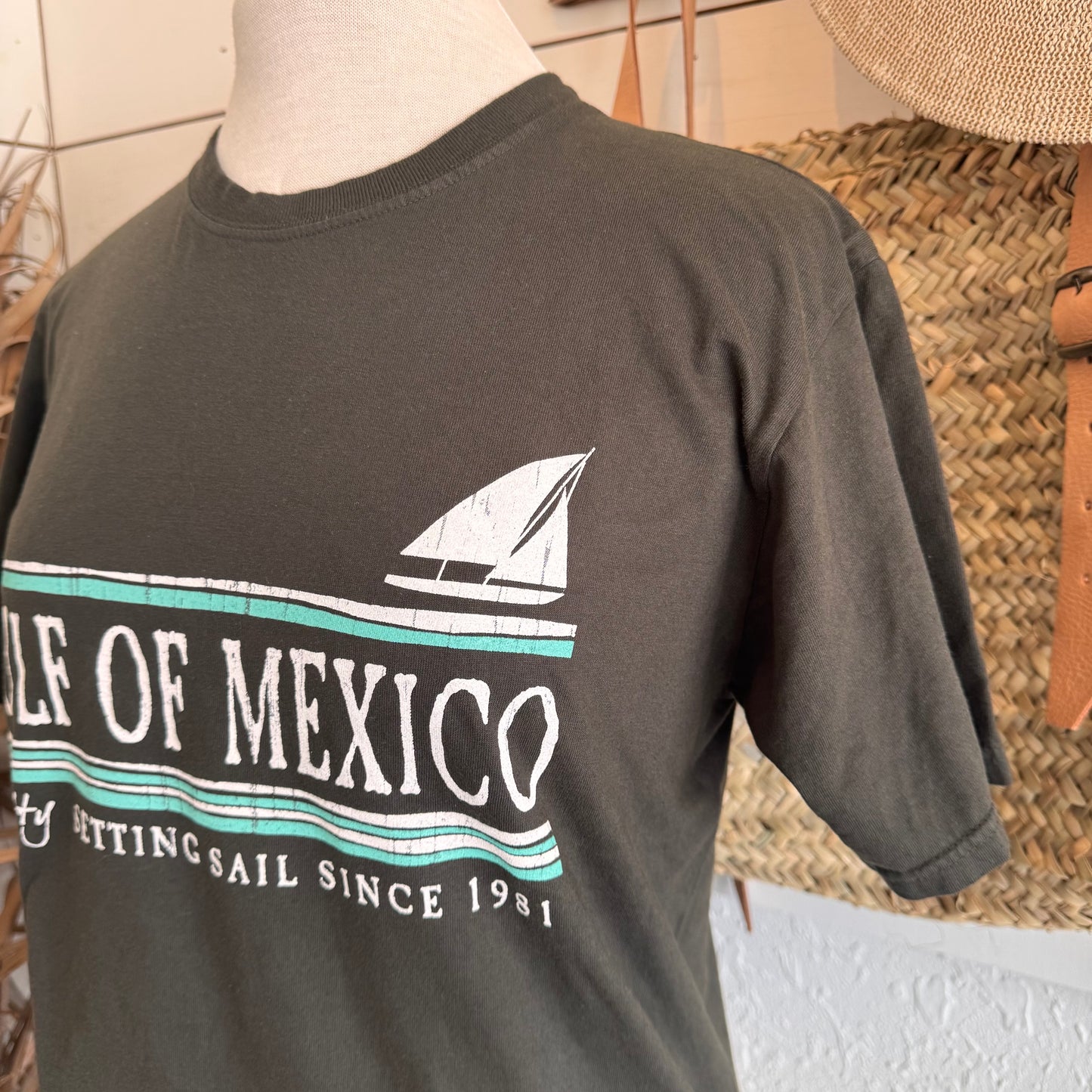 Unisex Adult Tee / Setting Sail