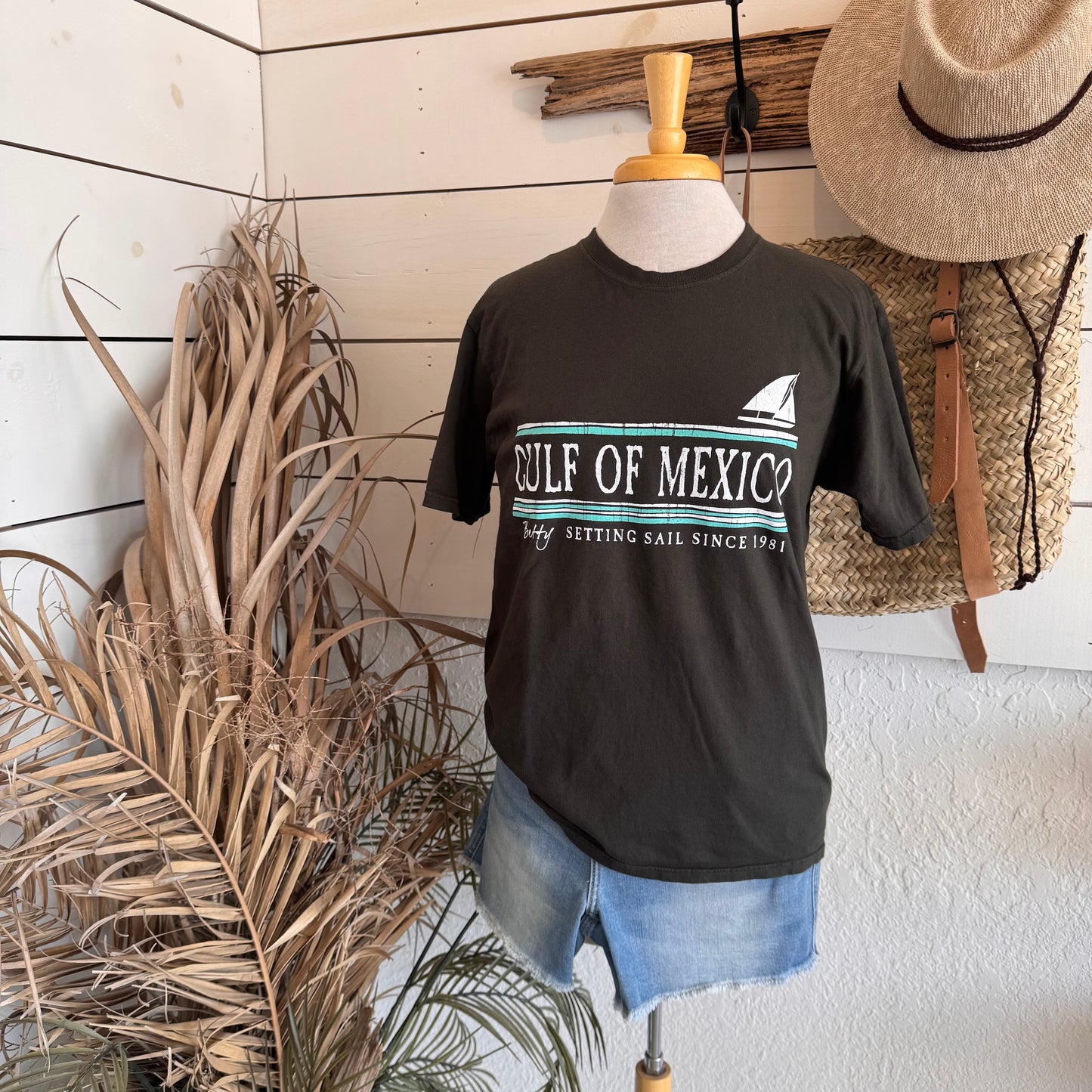 Unisex Adult Tee / Setting Sail